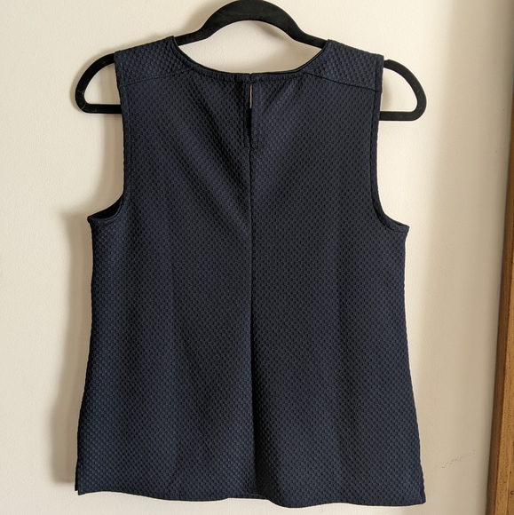 NWT Banana Republic Navy Blue Sleeveless Suit Blouse Textured Closure Size Small - Picture 4 of 9